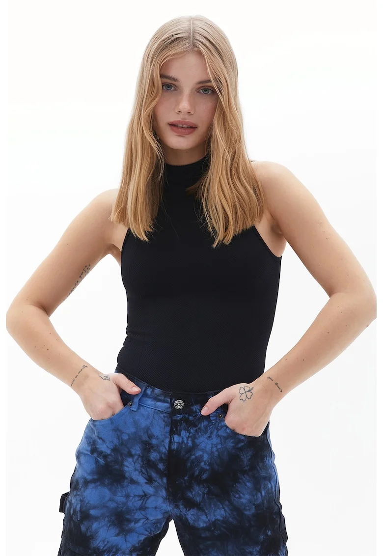 Top cu decolteu american, Negru