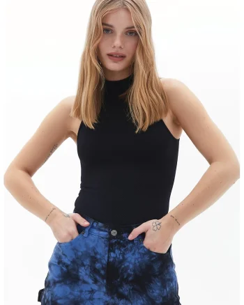 Top cu decolteu american, Negru