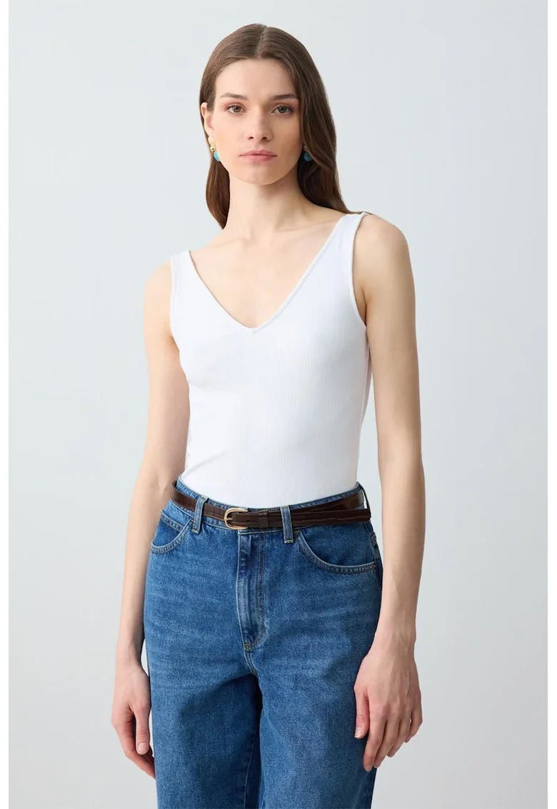Top slim fit cu decolteu in V