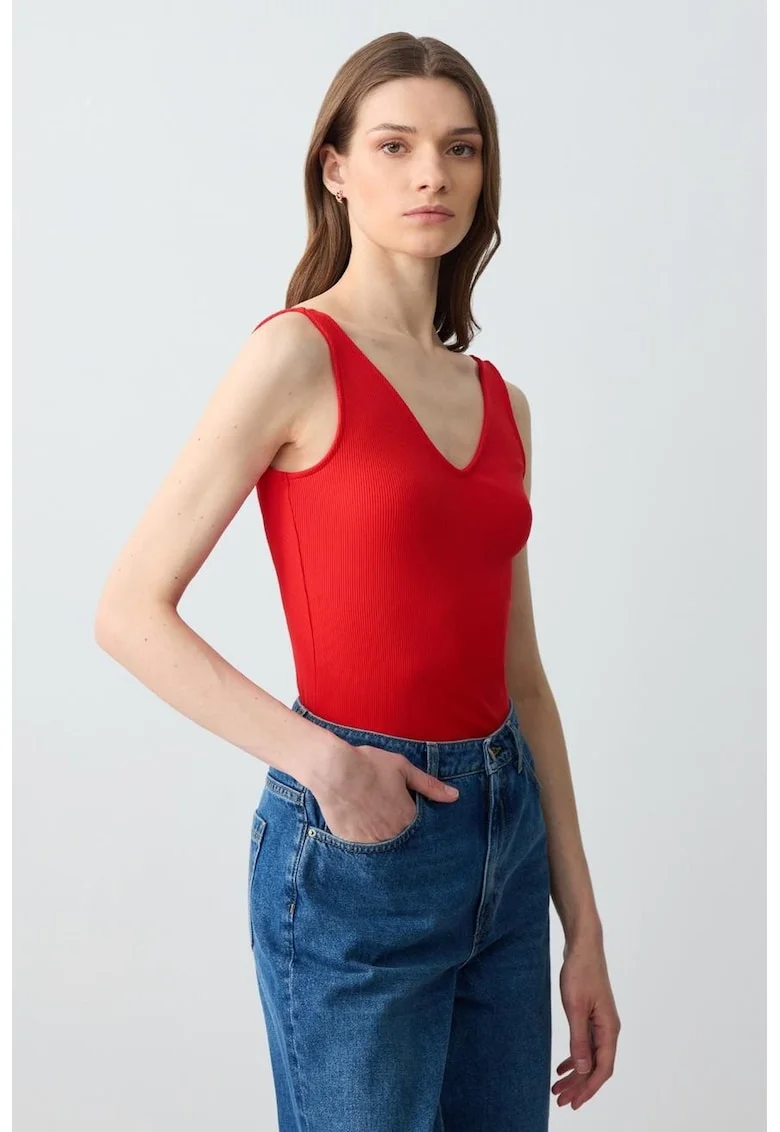 Top slim fit cu decolteu in V