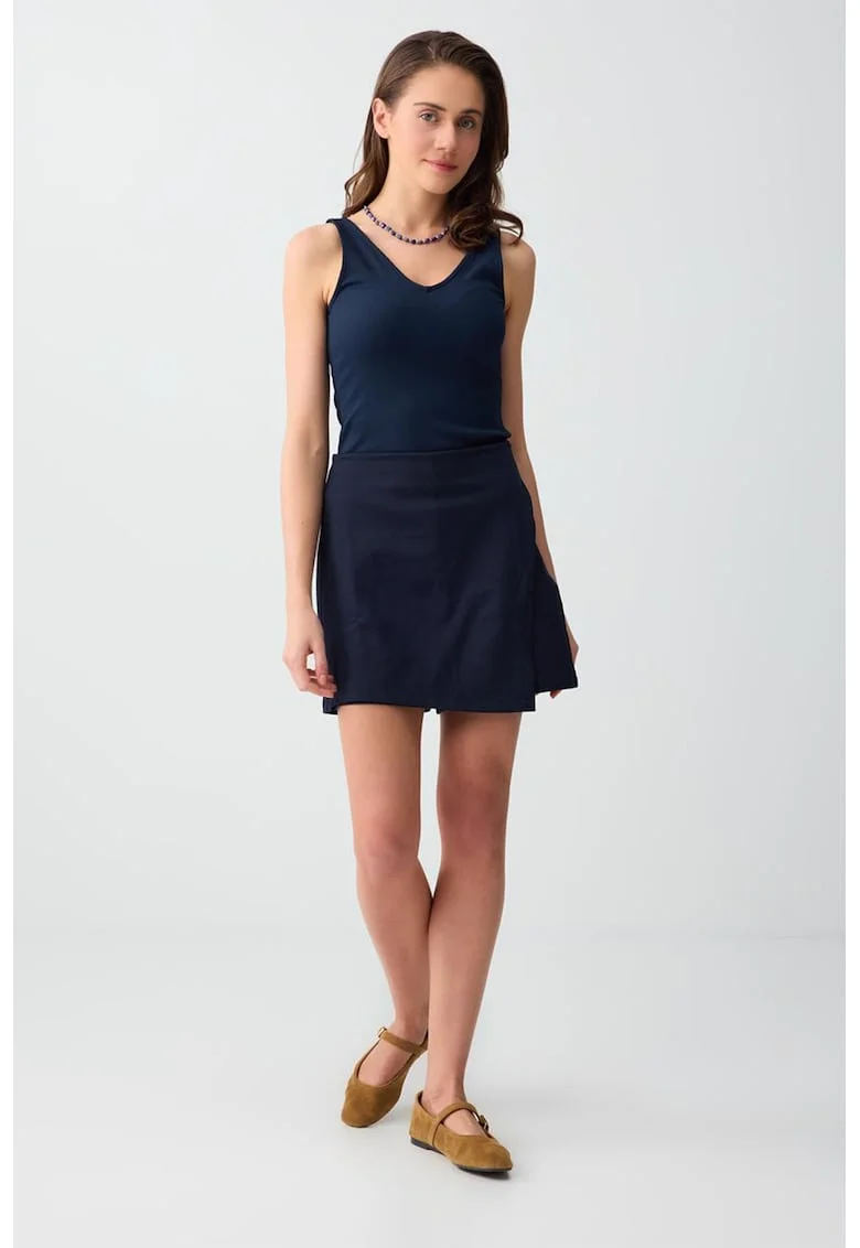 Top slim fit cu decolteu in V
