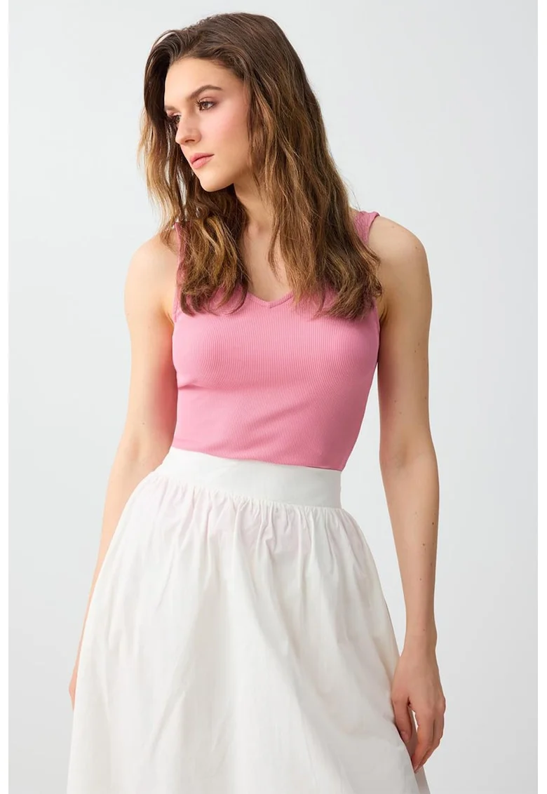 Top slim fit cu decolteu in V