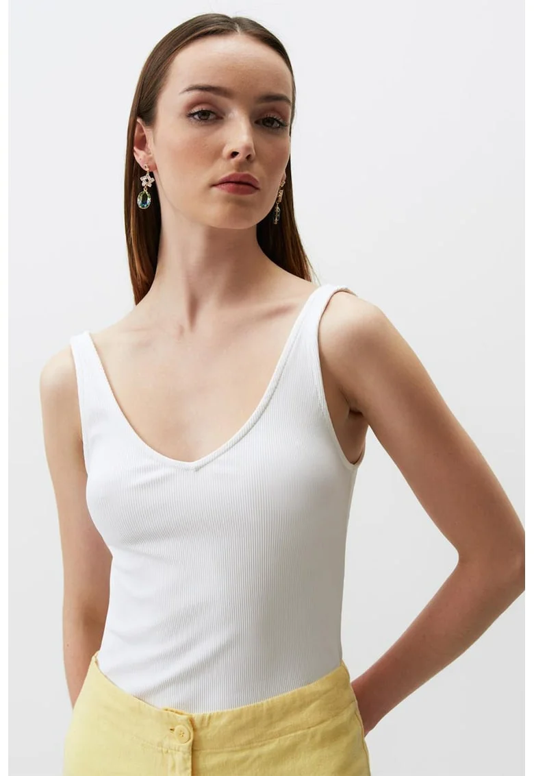 Top slim fit cu decolteu in V