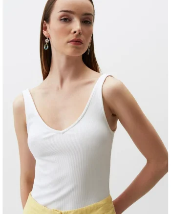 Top slim fit cu decolteu in V