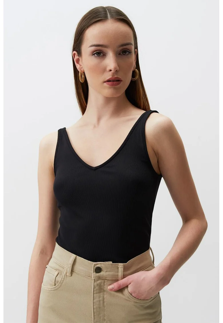 Top slim fit cu decolteu in V