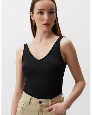 Top slim fit cu decolteu in V