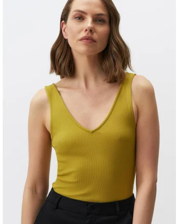 Top slim fit cu decolteu in V