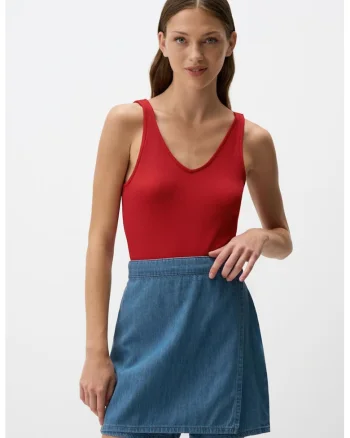 Top slim fit cu decolteu in V