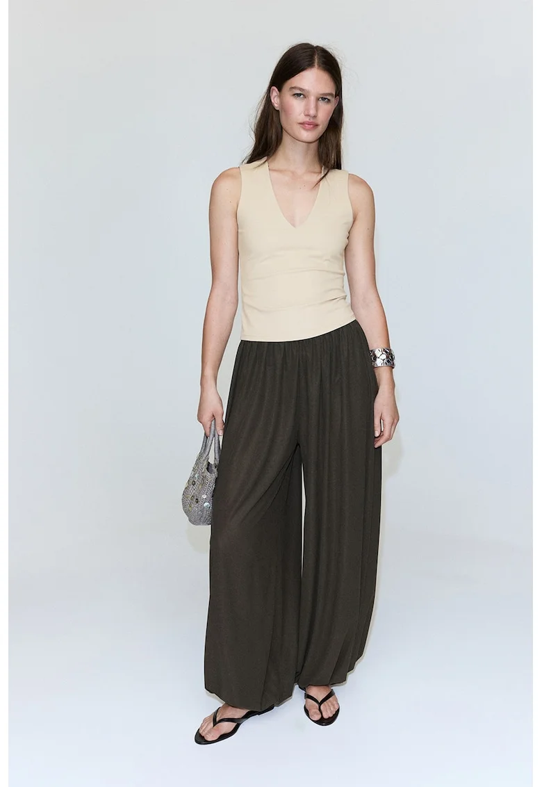 Top slim fit cu decolteu in V, Bej deschis