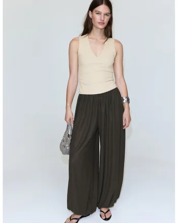 Top slim fit cu decolteu in V, Bej deschis