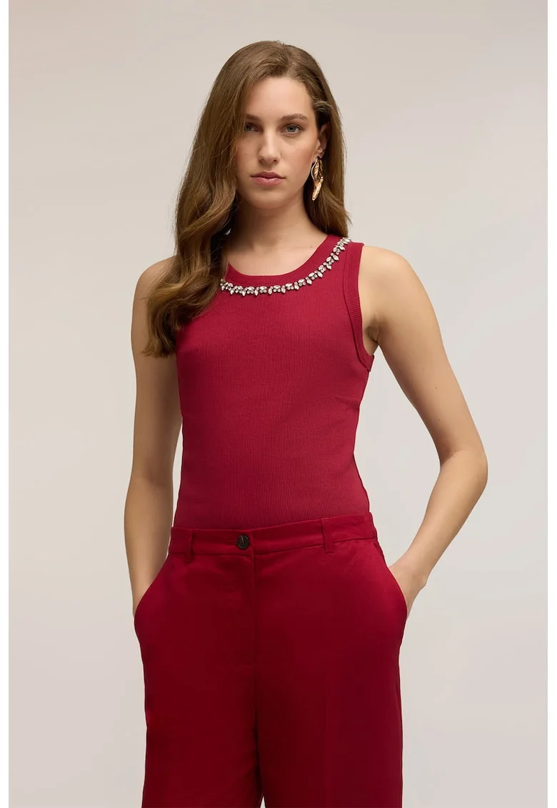 Top slim-fit cu strasuri pe decolteu, Rosu inchis
