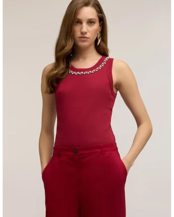 Top slim-fit cu strasuri pe decolteu, Rosu inchis