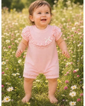 Salopeta scurta bebe roz cu dantela si volanase, eleganta si delicata pentru fetite