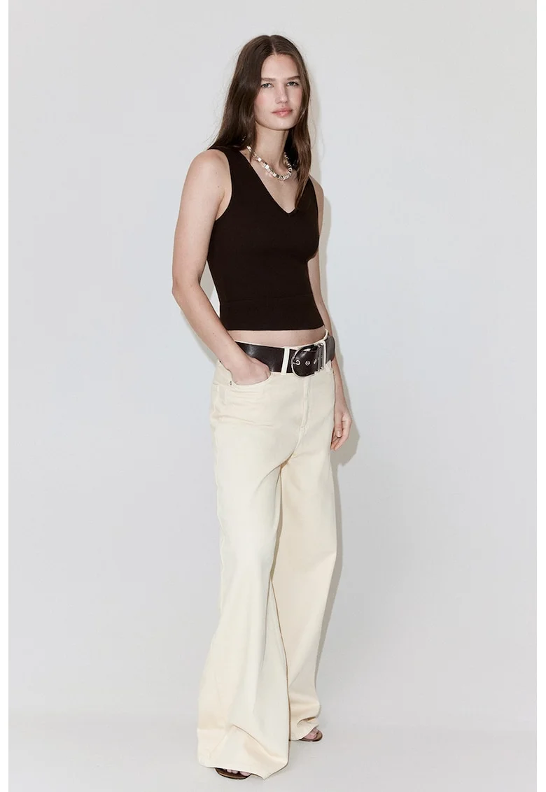 Top slim-fit cu decolteu in V, Maro