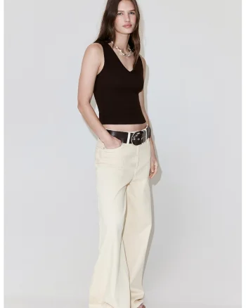 Top slim-fit cu decolteu in V, Maro
