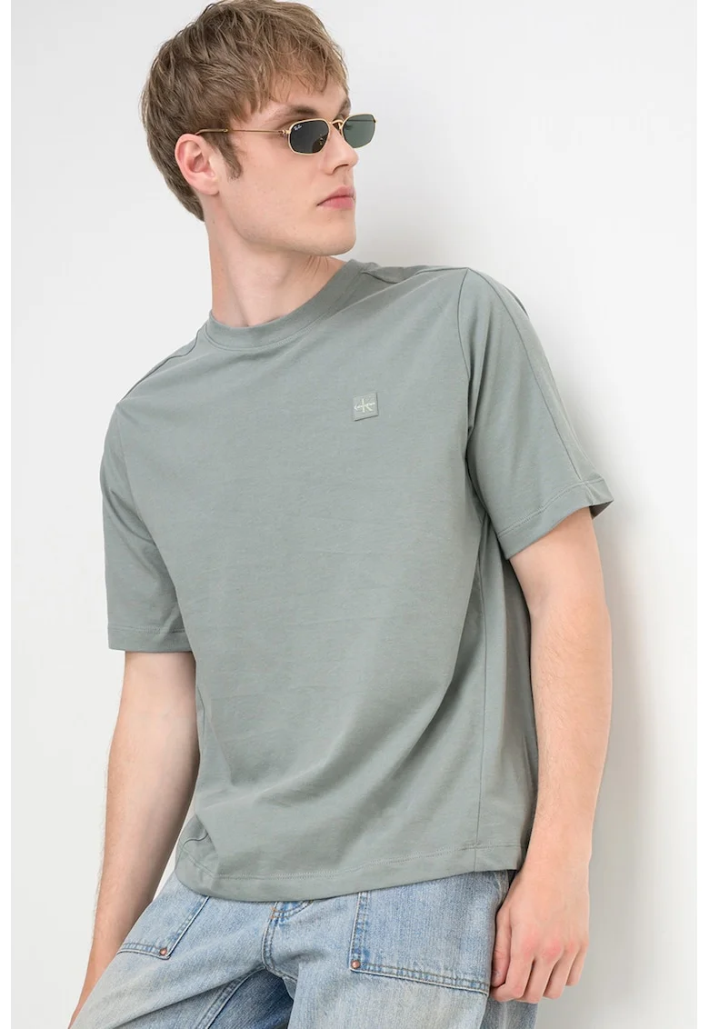Tricou cu decolteu la baza gatului si aplicatie logo discret, Gri cenusiu