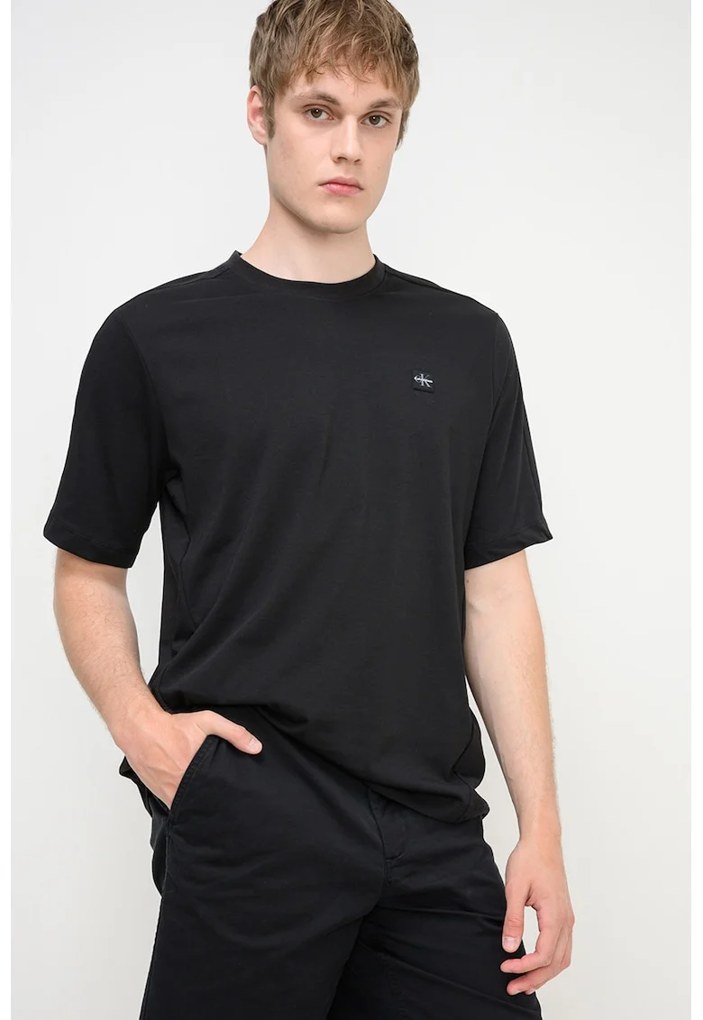 Tricou cu decolteu la baza gatului si aplicatie logo discret, Negru