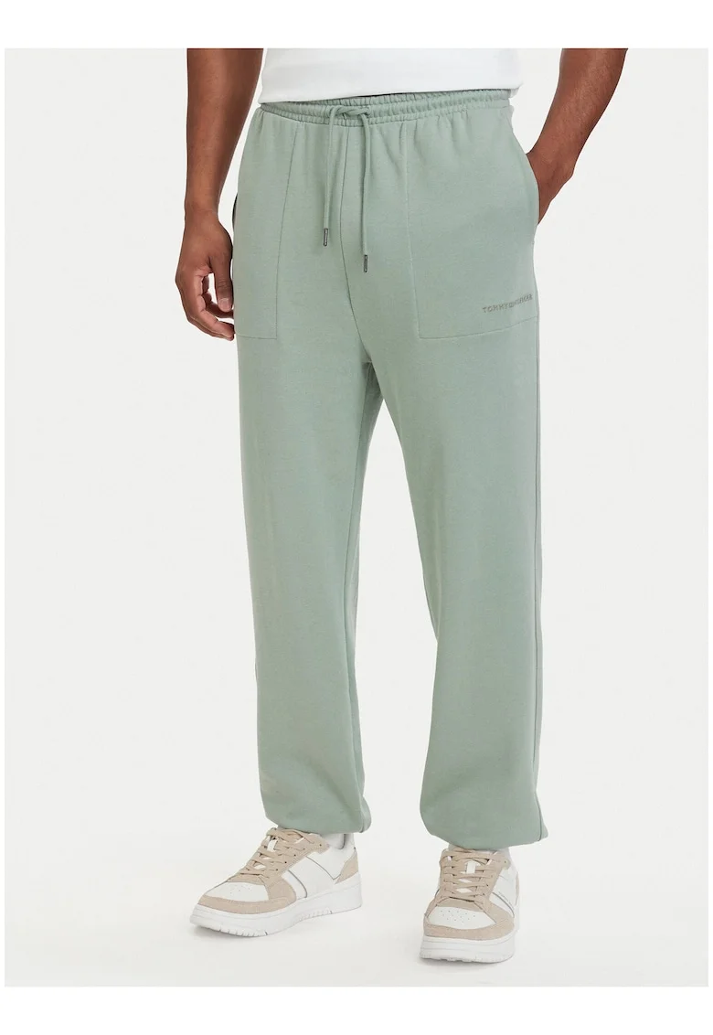 Pantaloni de trening cu croiala regular fit, buzunare si talie elastica cu snur