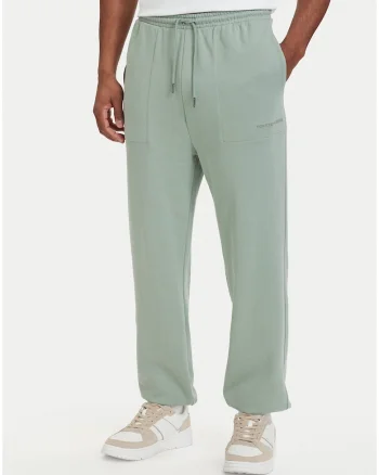 Pantaloni de trening cu croiala regular fit, buzunare si talie elastica cu snur