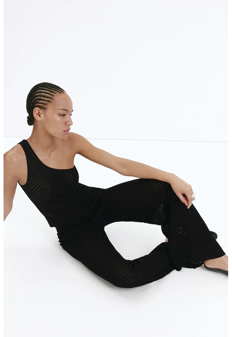 Top asimetric din tricot cu perforatii, Negru