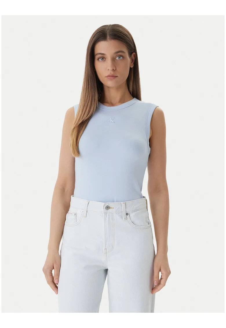 Top slim fit cu model uni si decolteu la baza gatului