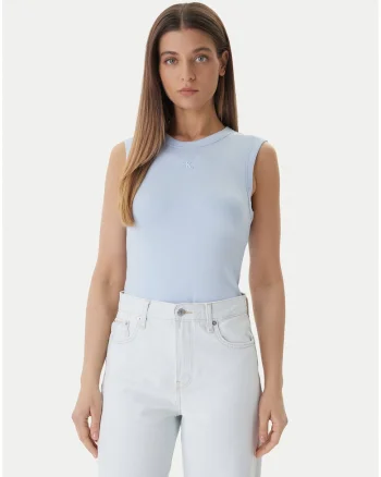 Top slim fit cu model uni si decolteu la baza gatului