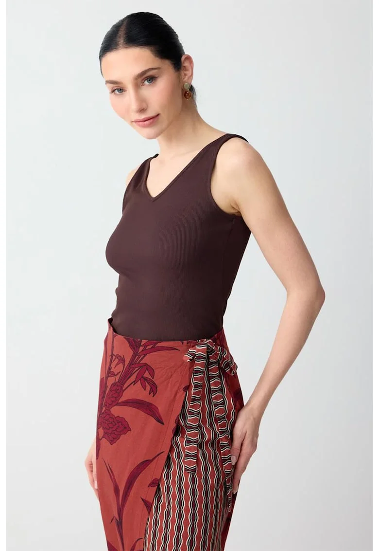 Top slim fit cu decolteu in V, Maro pamantiu