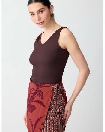 Top slim fit cu decolteu in V, Maro pamantiu