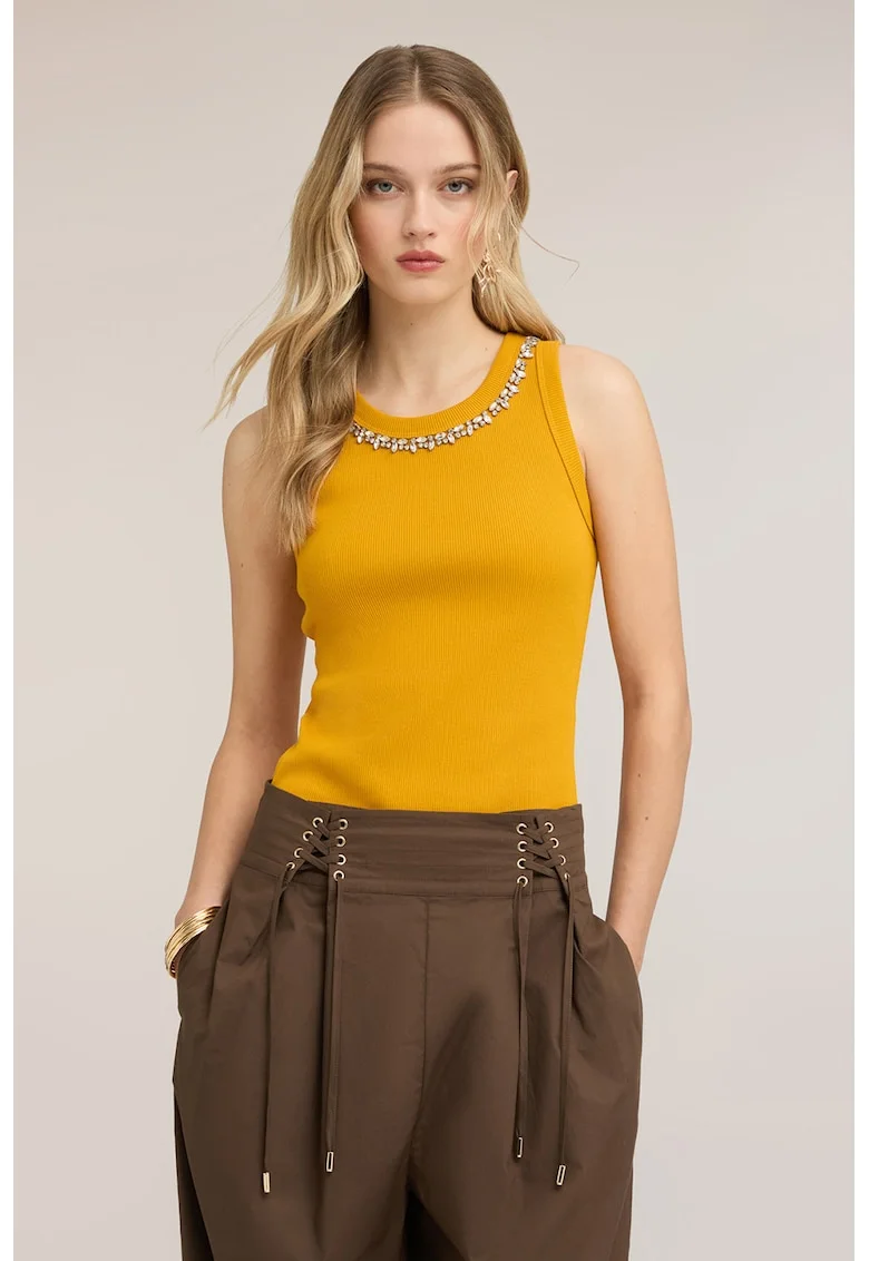 Top slim-fit cu strasuri pe decolteu, Galben sofran