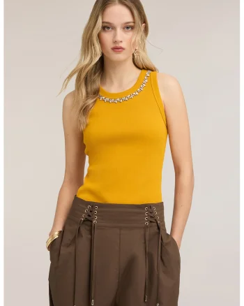 Top slim-fit cu strasuri pe decolteu, Galben sofran