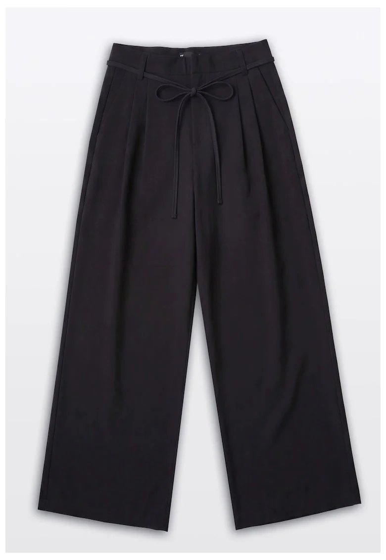 Pantaloni cu croiala ampla si cordon decorativ