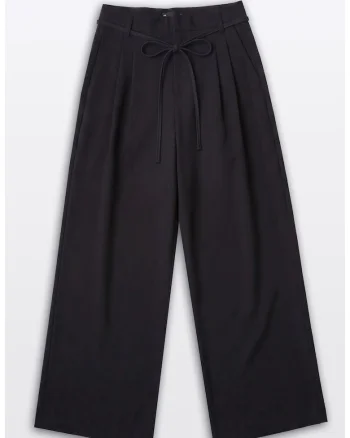 Pantaloni cu croiala ampla si cordon decorativ