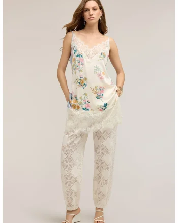 Top cu model floral si aplicatie din dantela, Alb fildes/Maro