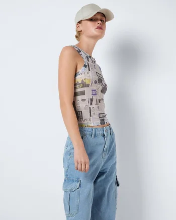 Maiou slim fit cu model de ziar