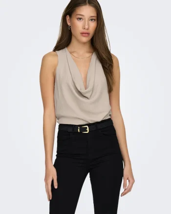 Top cu decolteu adanc