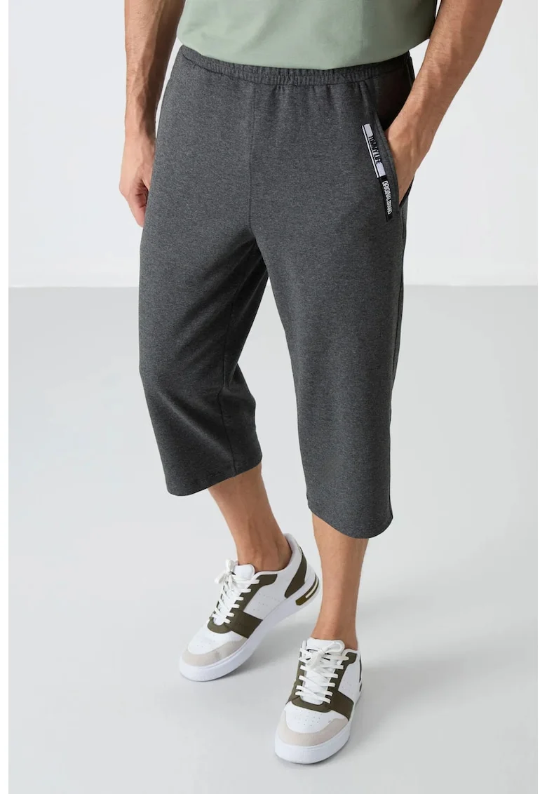 Pantaloni scurti sport barbati  gri antracit, 2 buzunare, 77% bumbac, 17% poliester, 6% elastan,