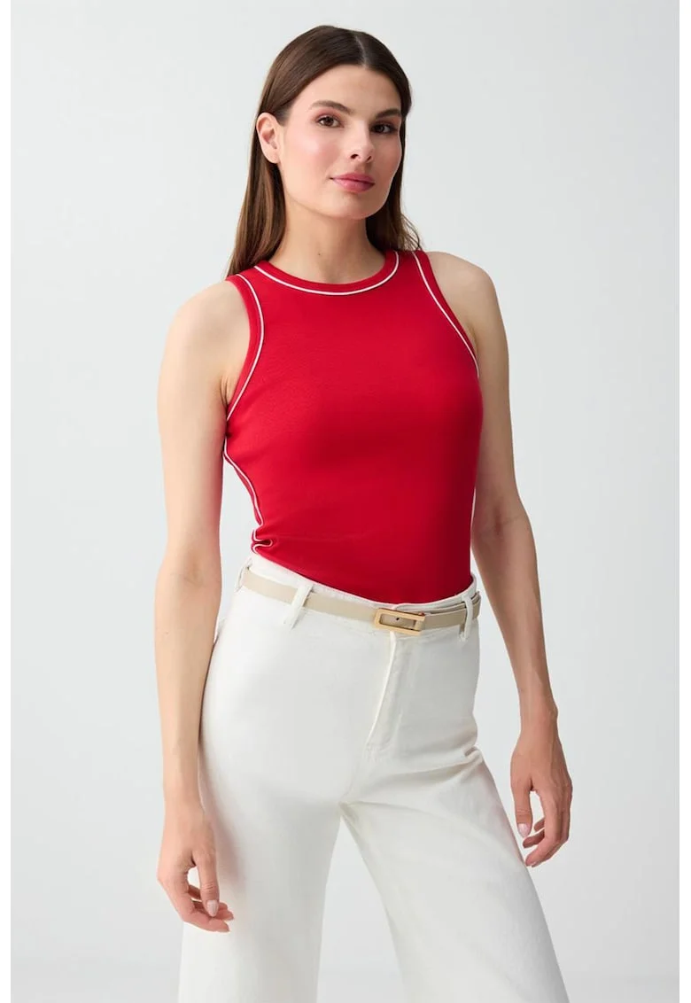 Top slim fit cu decolteu la baza gatului, Rosu cireasa