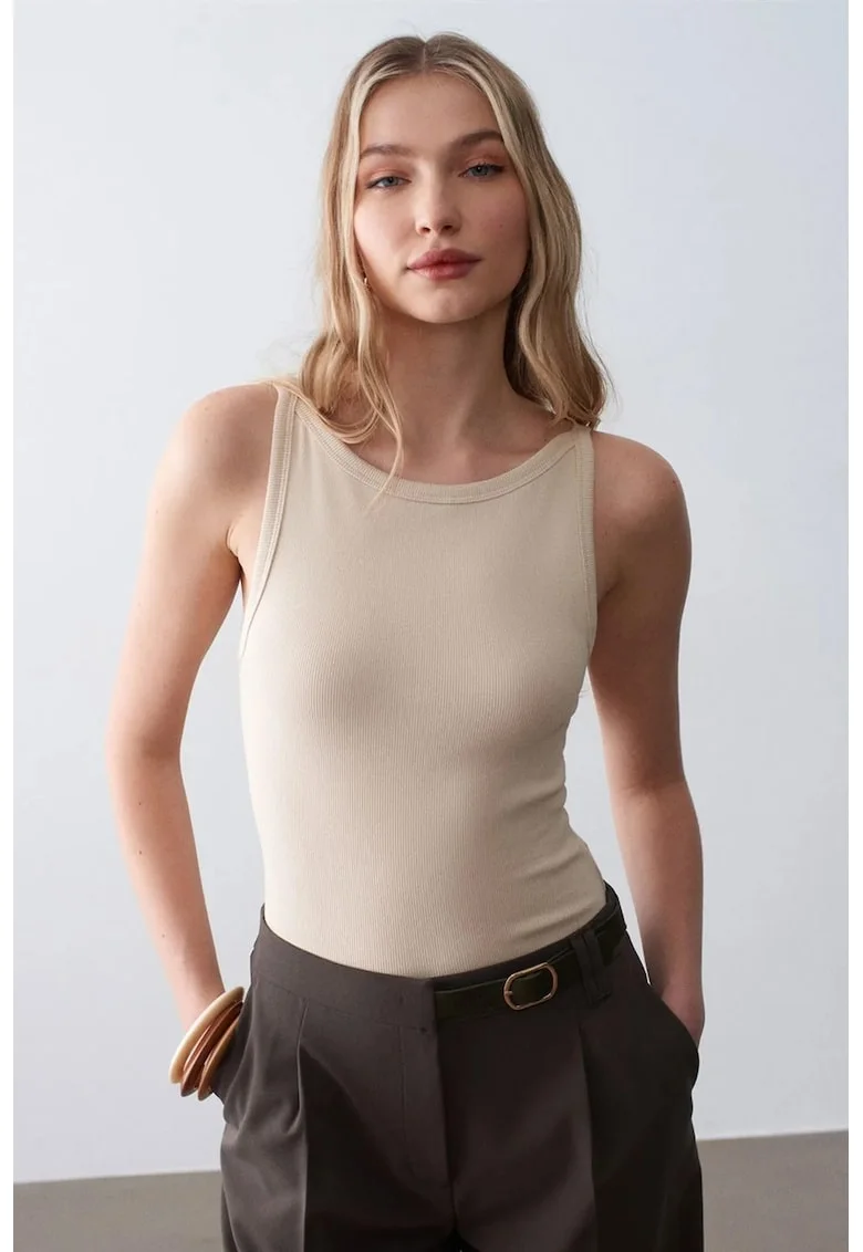 Maiou  fara maneci, cu guler halter, bej natural, din bumbac cu elastan, cu nervuri