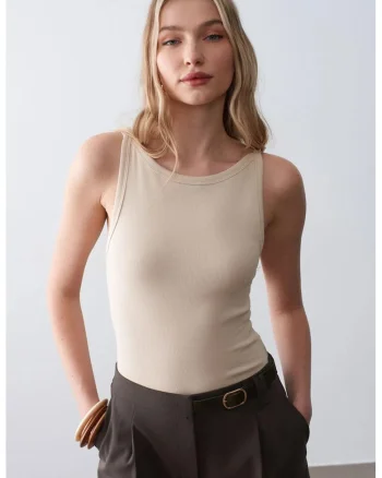 Maiou  fara maneci, cu guler halter, bej natural, din bumbac cu elastan, cu nervuri