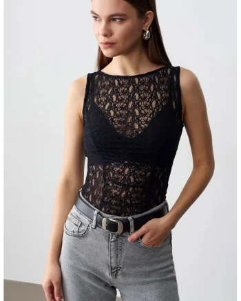 Bluza  mulata fara maneci din dantela, negru, captusita, tricot subtire