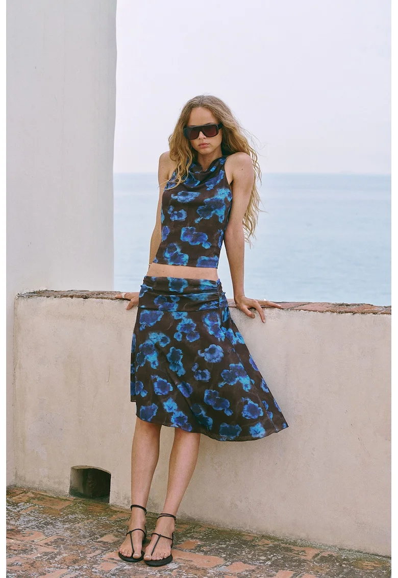 Top crop cu model floral si decolteu drapat, Maro/Albastru inchis