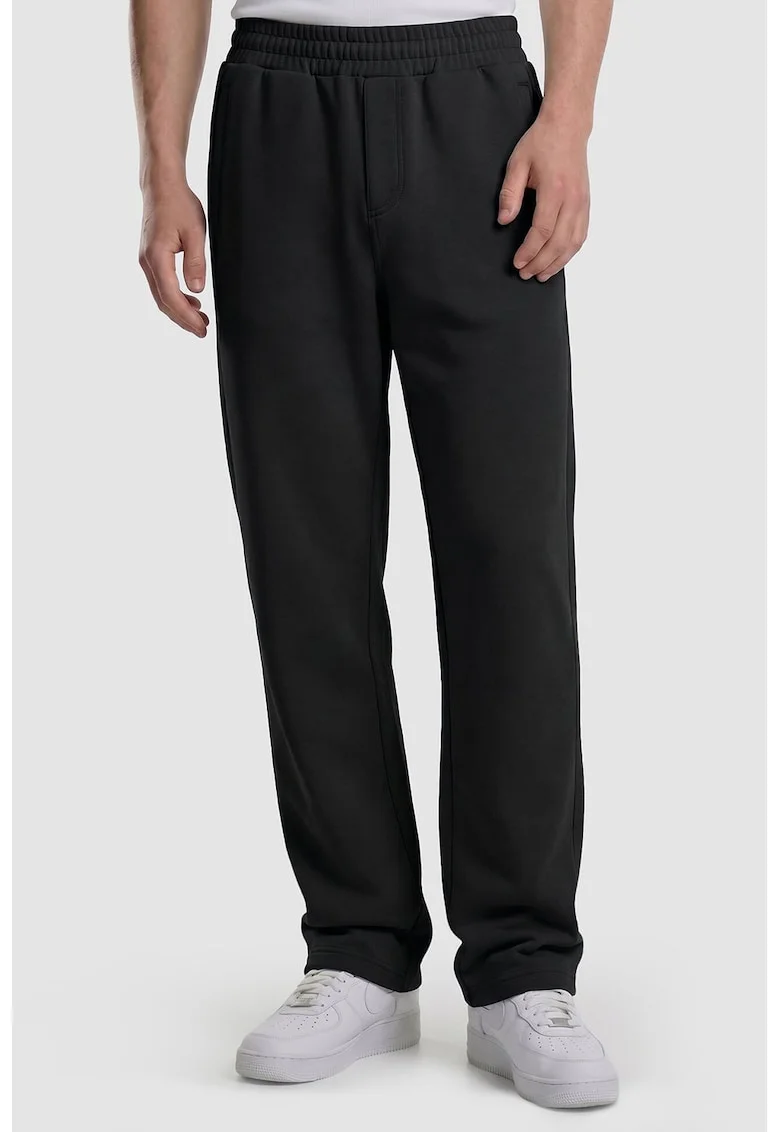 Pantaloni drepti de trening, Negru