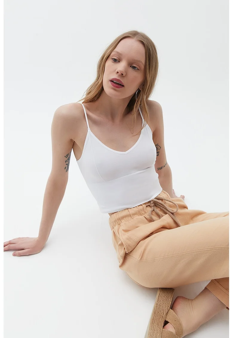 Top crop cu model uni, Alb