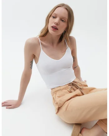 Top crop cu model uni, Alb