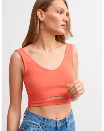 Top crop cu bretele incrucisate pe partea din spate