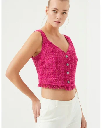 Top crop cu decolteu in V si terminatie franjurata, Fucsia