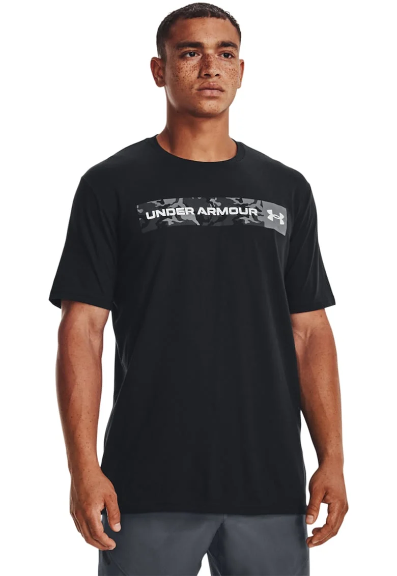 Tricou cu decolteu la baza gatului si imprimeu logo cu camuflaj, Negru