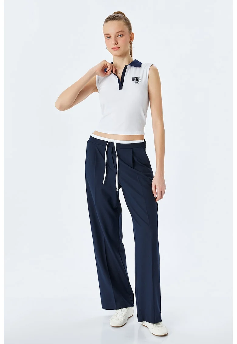Top crop cu text brodat si model polo, Alb/Bleumarin