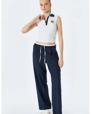 Top crop cu text brodat si model polo, Alb/Bleumarin