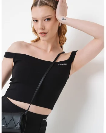 Top crop cu decolteu pe umeri, Negru